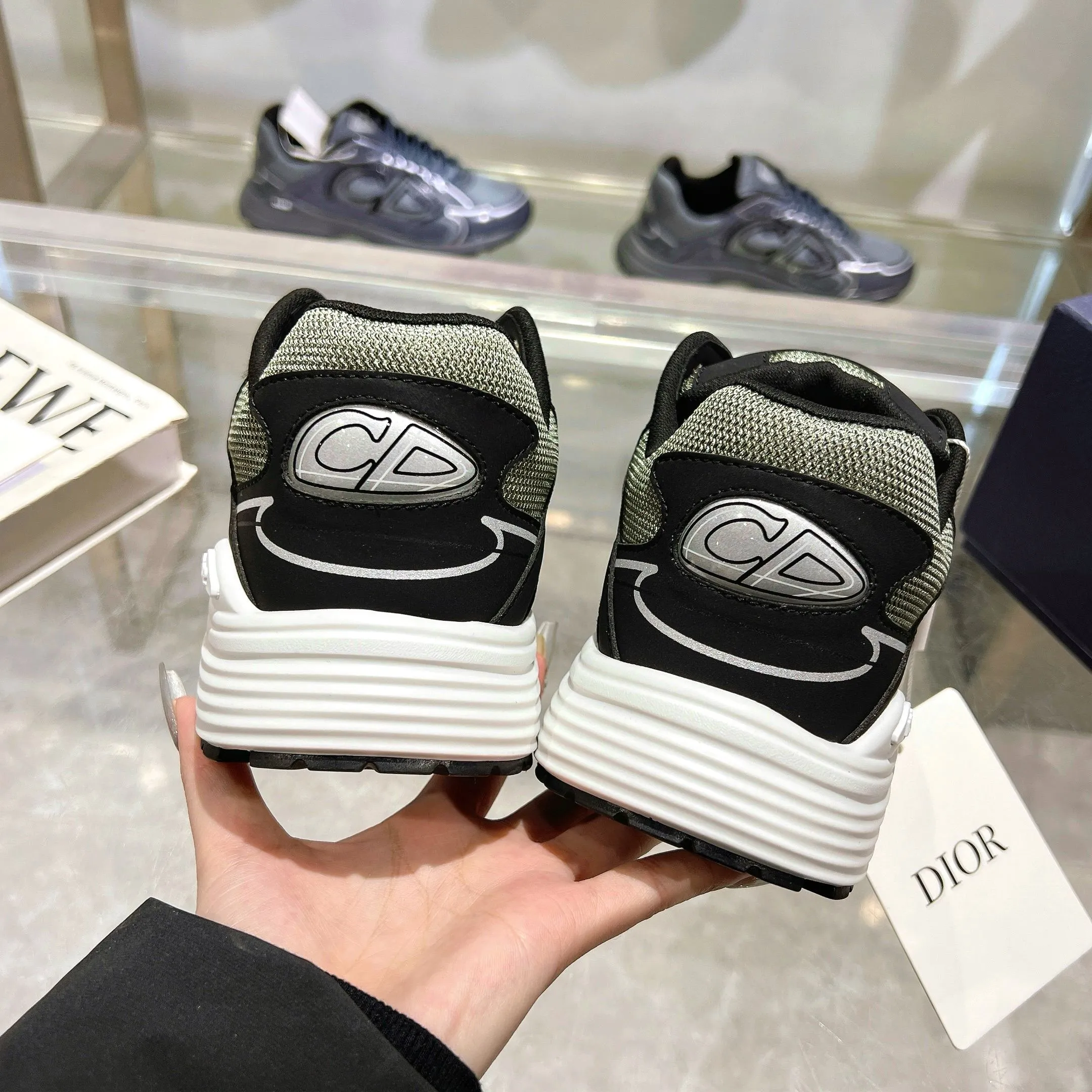 👟👟Ex-factory price 520👟👟 H612 high version B30 low-top sneakers are one of the flagship styles of this series. Crafted from mesh and technical fabrics, it's finished with a reflective 'CD30' graphic and 'DIOR B30' and 'CD30' logos on the heel and tongue. The extra-light, sculpted rubber sole adds style with signature accents, while internal stretch details create ideal comfort. Can be paired with a variety of casual looks to show a fashionable, modern and sporty style. ✅Size: 35-47 (45-46-47 customized, non-returnable and non-exchangeable) ✅Sole material: Original ultra-light IP sole ✅Packaging: Brand new counter packaging